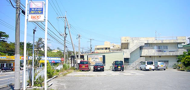 沖縄投資用不動産 店舗(建物全部)「うるま市字栄野比」の写真2。この物件は幹線道路に面しており、国道329号線にもほど近い好立地。駐車場も完備していますので、沖縄で事業をお考えの方におすすめの投資用物件。。