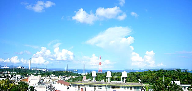 沖縄売買不動産 中古一戸建て「うるま市字具志川」の写真3。この物件は高台にありますので、こうして周辺の景色のみならず、その先には水平線も一部見えることでしょう。海を感じながら生活できる物件かもしれません。。