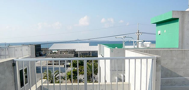 沖縄売買不動産 中古一戸建て「国頭郡本部町字大浜」の写真1。屋上にあるルーフガーデンからは伊江島など沖縄北部の海を望めます。心地よい潮風を感じながら沖縄北部でセカンドライフを過ごしたい方にオススメの築浅物件です。。