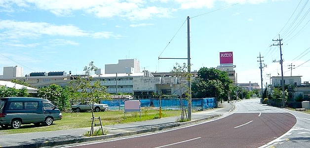 沖縄売買不動産 土地「うるま市字前原」の写真1。大型ショッピングセンターがすぐ近く。また幹線道路までもすぐにアクセスできますので、沖縄中部の東岸にあるビーチやレジャースポットなどへも楽々行けるかもしれません。。