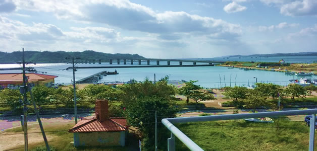 沖縄売買不動産 中古一戸建て「うるま市与那城平安座」の写真3。屋上からはまさにオーシャンビュー。理想の住まいが実現できます。
